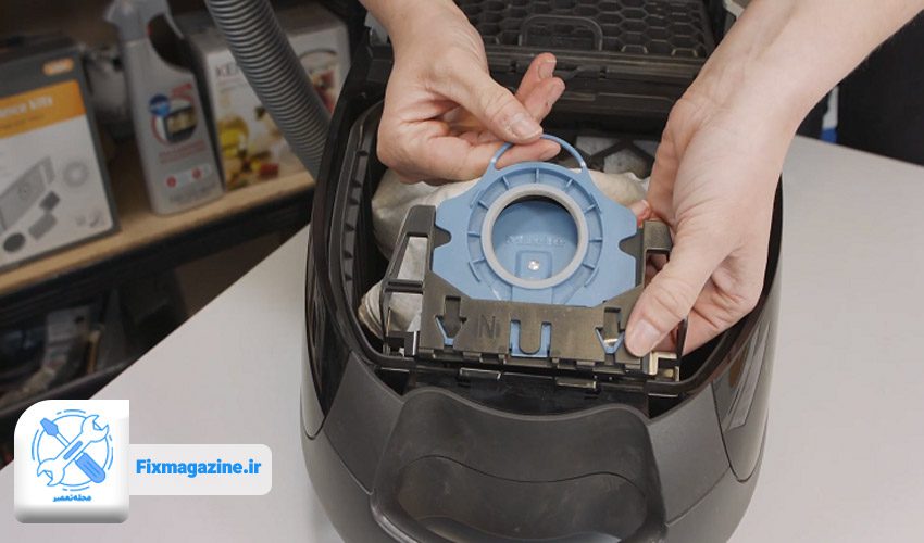 باز کردن درب جاروبرقی و جدا کردن کیسه آن